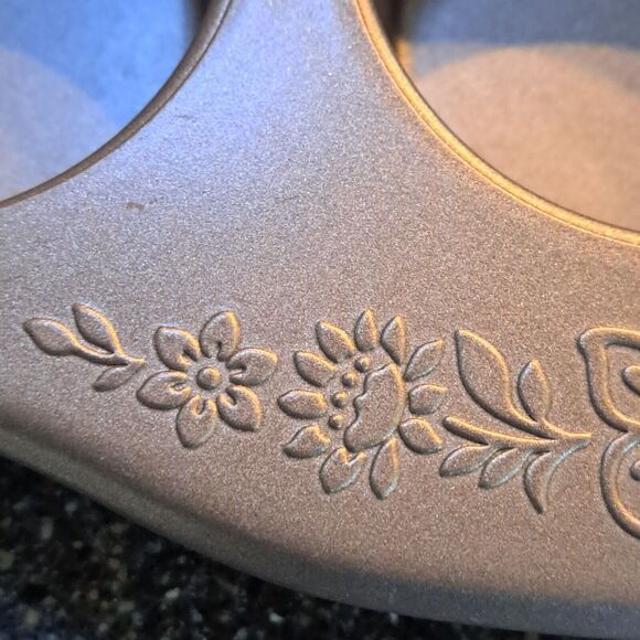 The Pioneer Woman 12-Cup Nonstick Aluminized Steel Muffin Pan Champagne - Picture 8 of 16